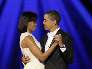 Le couple Obama dansent au bal d'investiture.