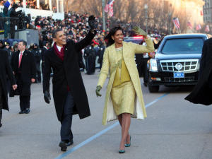 Le couple Obama est descendu de la limousine blindée pour défiler dans les rues de la capitale fédérale.