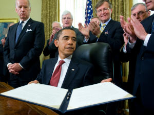 Barack Obama présentant le décret ordonnant la fermeture de la prison de Guantanamo.