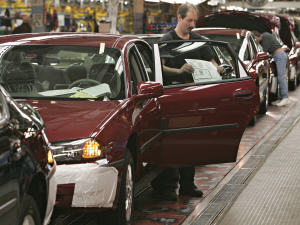 Un employés d'une usine GM à Oshawa en Ontario