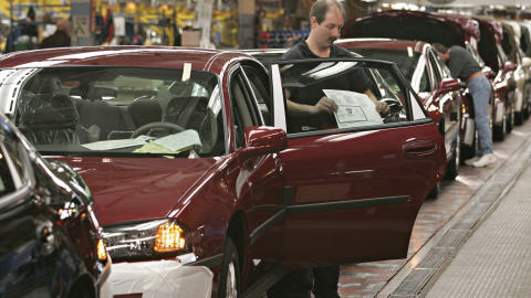 Un employ�s d'une usine GM � Oshawa en Ontario