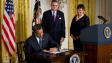 Le pr�sident Obama signe les ordres ex�cutifs en pr�sence du secr�taire aux Transports Ray LaHood, et la directrice de l'EPA, Lisa Jackson.