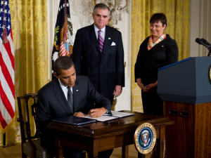 Le président Obama signe les ordres exécutifs en présence du secrétaire aux Transports Ray LaHood, et la directrice de l'EPA, Lisa Jackson.