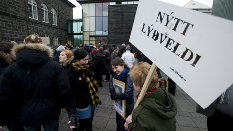 Des manifestants � Reykjavik exprimant leur joie apr�s la d�mission du gouvernement.