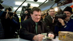 Le ministre des Finances Jim Flaherty ach�te des bottes de travail dans une boutique de Gatineau, le 26 janvier 2009.