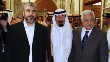 Le roi Abdallah d'Arabie saoudite, entour� de Khaled Meshaal, chef en exil du Hamas, et de Mahmoud Abbas, chef du Fatah