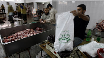 Distribution de nourriture par une association caritative li�e au Hamas, en d�cembre 2008