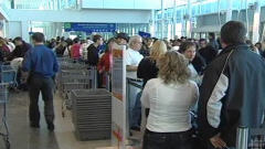 Passagers à l'aéroport Jean-Lesage