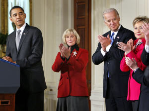 Barack Obama en compagnie de Lilly Ledbetter