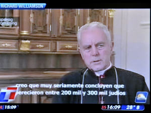 Photo de Mgr Richard Williamson en entrevue avec la télévision suédoise, et extraite par la télévision argentine Todo Noticias.