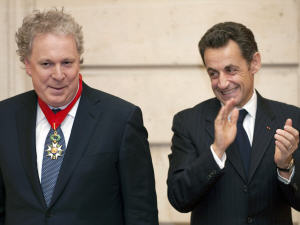 Jean Charest a reçu l'insigne et le grade de Commandeur dans l'Ordre de la Légion d'honneur.