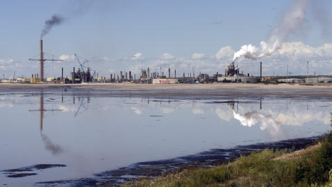 Lac de boue de l'exploitation p�troli�re � Fort McMurray.