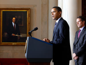 Le président Barack Obama, accompagné du secrétaire au Trésor. Timothy Geither, annonce les nouvelles mesures sur les salaires des dirigeants d'entreprises subventionnées par l'État, dans le Grand Foyer de la Maison-Blanche.