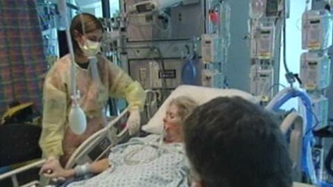 Une infirmi�re au chevet d'une patiente