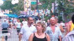 Une portion de la rue Sainte-Catherine est réservée aux piétons pendant l'été.