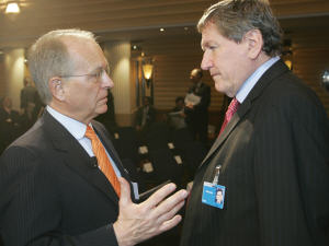 Richard Holbrooke à droite en compagnie de Wolfgang Ischinger, président de la Conférence de Munich