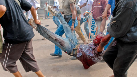 Un manifestant bless� par balle.
