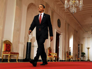 Barack Obama traverse le Cross Hall pour se rendre à une conférence de presse à la Maison-Blanche
