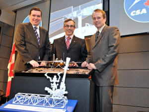 Le ministre des Travaux publics (à gauche), Christian Paradis, le ministre responsable de l'Agence spatiale (au milieu), Tony Clement, et le Dr Steve MacLean, (à droite) président de l'Agence spatiale du Canada.