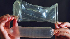 Des condoms, pour femme en haut, pour homme en bas