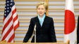 Hillary Clinton prononce un discours � l'a�roport Haneda, peu apr�s son arriv�e � Tokyo