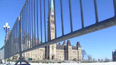 Des barri�res de s�curit� ont �t� install�es autour du parlement en pr�vision de la visite pr�sidentielle.