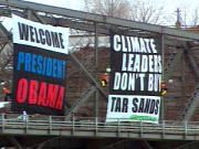 Des militants de Greenpeace ont accroché des banderoles sur un pont d'Ottawa.