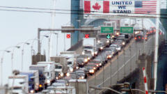 Le pont Ambassador, qui relie Windsor et Detroit, est le principal point de passage pour les échanges transfrontaliers.