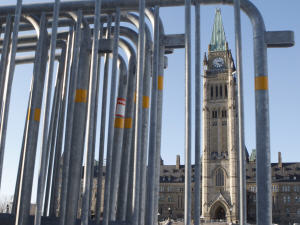 Des barrières de sécurité sont installées près du parlement en prévision de la visite d'Obama