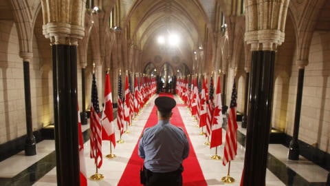 Un gardien de s�curit� monte la garde devant le hall d'honneur au Parlement canadien.