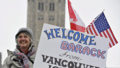Jackie Ward, une r�sidente de la Colombie-Britannique, attend l'arriv�e du pr�sident sur la colline du Parlement � Ottawa.