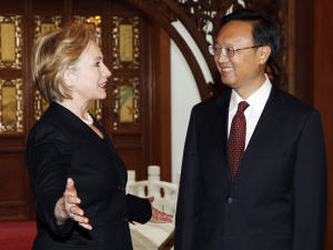 La secrétaire d'État américaine Hillary Clinton et son homologue chinois Yang Jiechi.