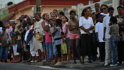 Des gens attendent le cort�ge fun�bre de Jacques Bino.