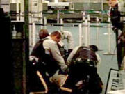 Robert Dziekanski a re�u 5 d�charges de Taser.