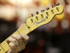 Une guitare Fender en démonstration dans un magasin de l'Illinois