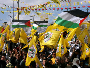 Des militants du Fatah lors d'une manifestation d'appui au président Abbas dans la ville de Nablus, en Cisjordanie.