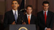 Le pr�sident Obama, accompagn� du secr�taire au Tr�sor Tim Geithner et du directeur du budget, Peter Orszag