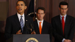 Le pr�sident Obama, accompagn� du secr�taire au Tr�sor Tim Geithner et du directeur du budget, Peter Orszag