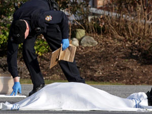 Un policier de Vancouver sur le lieu d'un meurtre