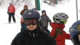 Jeunes skieurs portant un casque