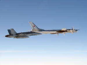 Un CF-18 canadien vole aux côtés d'un bombardier russe Tu-95 Bear lors d'un exercice d'entraînement en 2007.
