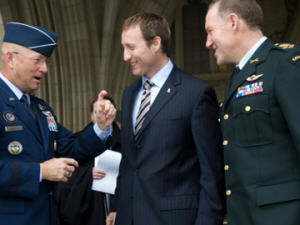 Le ministre Peter MacKay et le chef d'État-major Walter Natynczyk accueillent le général Gene Renuart du NORAD.