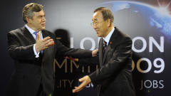 Le PM britannique Gordon Brown accueille le secr�taire g�n�ral de l'ONU Ban Ki-moon � son arriv�e au sommet.
