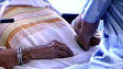 Un malade assist� d'une infirmi�re.