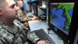 Un militaire am�ricain op�re un syst�me de surveillance de lancement de missiles.