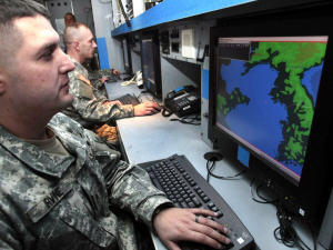 Un militaire américian opère un système de surveillance de lancement de missiles.