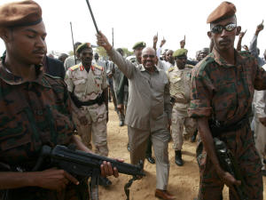 Le président El-Béchir, lors d'une tournée au Darfour en juillet 2008.