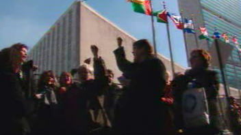 Des Canadiennes manifestent devant le si�ge des Nations unies, � New York.