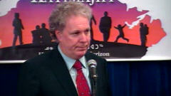 Jean Charest en point de presse � Montr�al lors de la conf�rence Katimajiit
