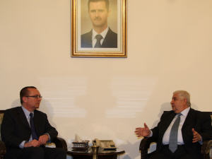 L'émissaire américain Jeffrey Feltman (à gauche) en compagnie du ministre syrien des Affaires étrangères, Walid Mouallem (à droite).